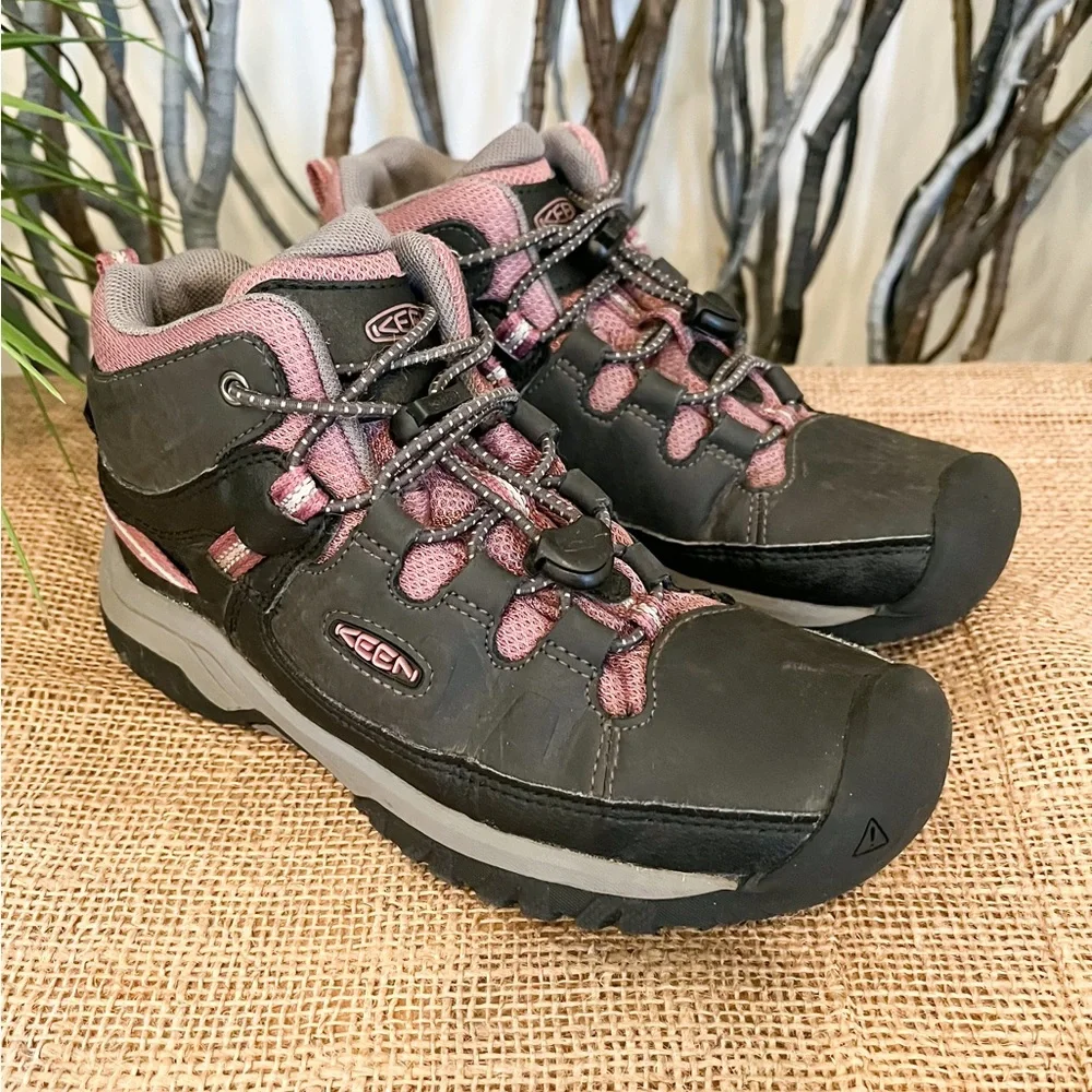 Keen Kids Hiking Boot in Black and Pink